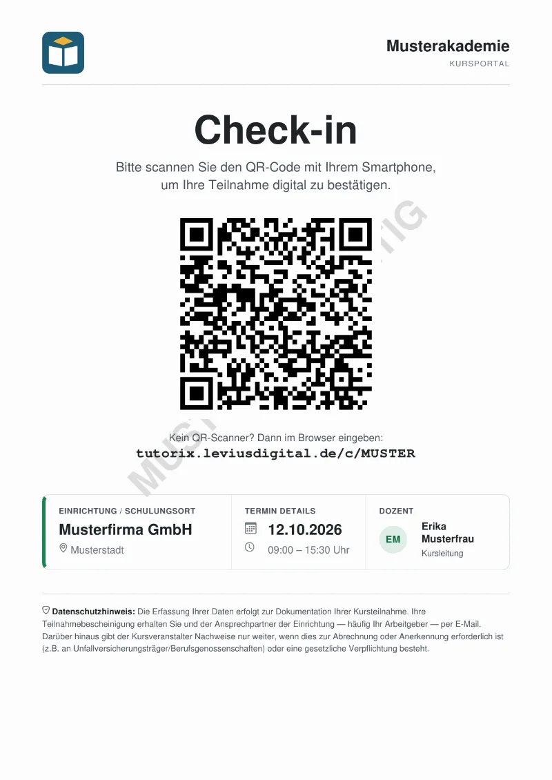 Aushang im Format A4 mit großem QR-Code zum Check-in, darunter Kurzlink, Einrichtung, Ort, Datum, Uhrzeit und Kursleitung.