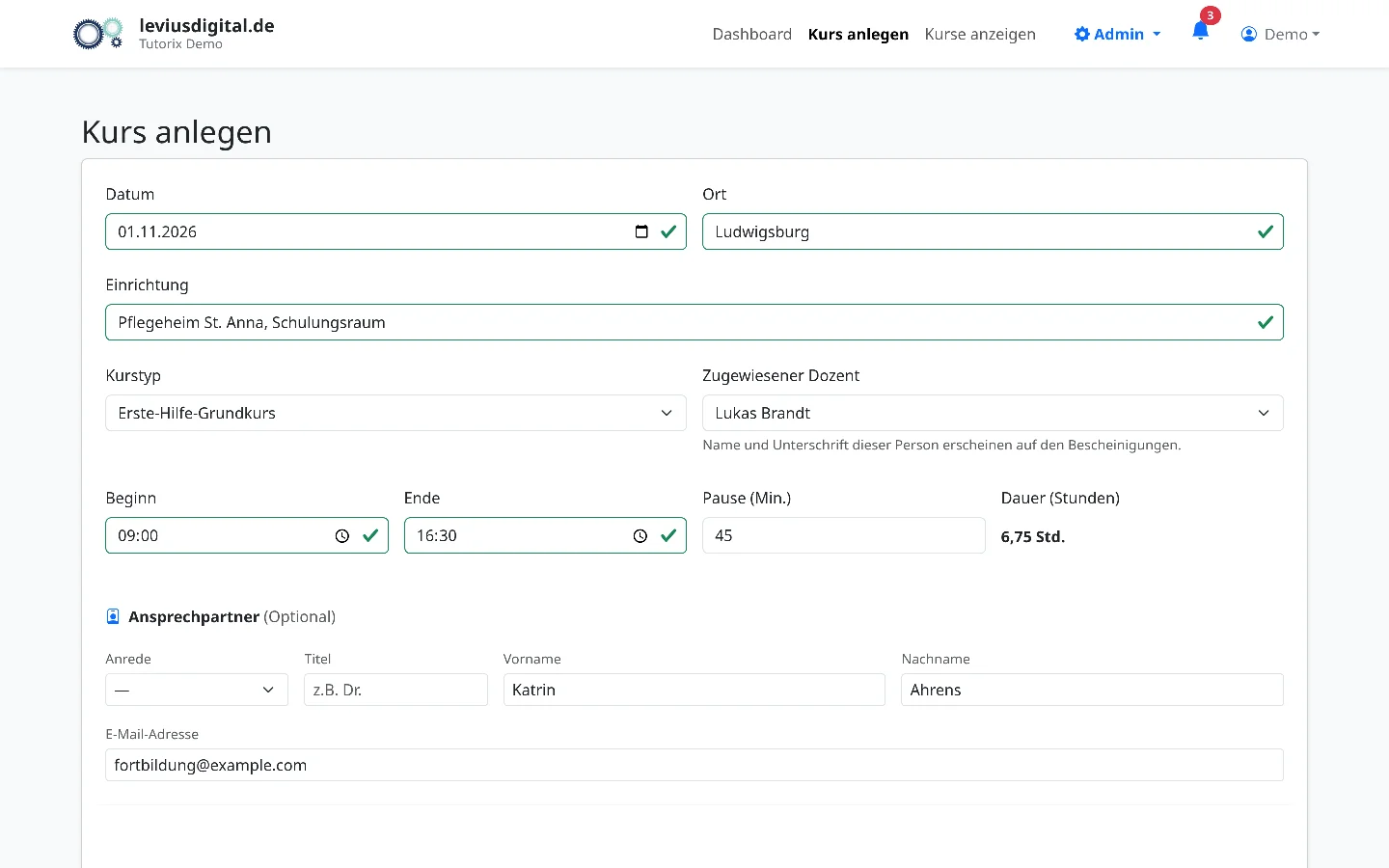 Formular für einen neuen Kurs mit Datum, Ort, Einrichtung, Uhrzeiten, Kurstyp, zugewiesenem Dozenten und Ansprechpartner.