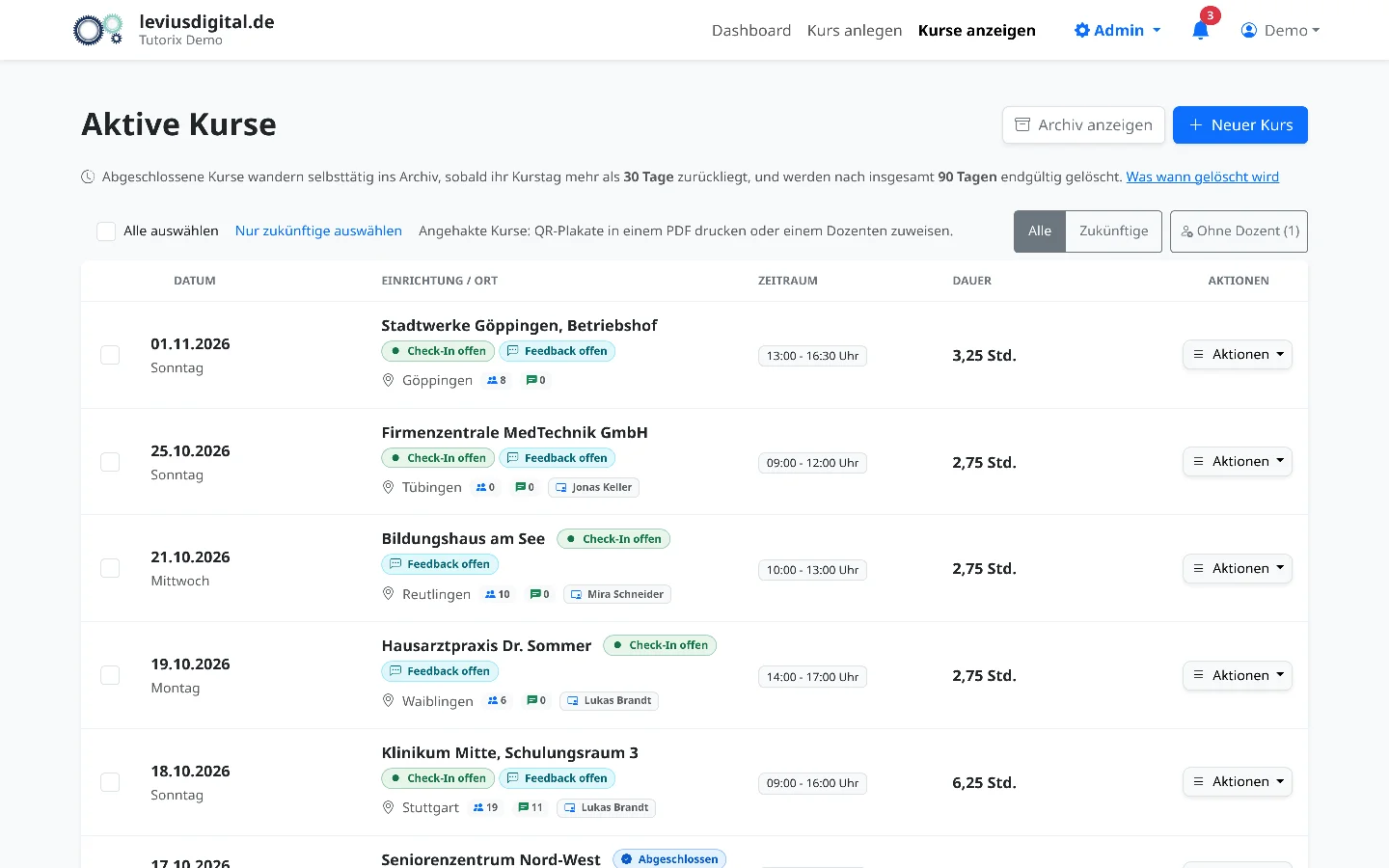 Kursliste mit Datum, Einrichtung, Ort, Zeitraum, Dauer und Dozent; farbige Marken zeigen je Kurs, ob Check-in und Feedback offen sind.