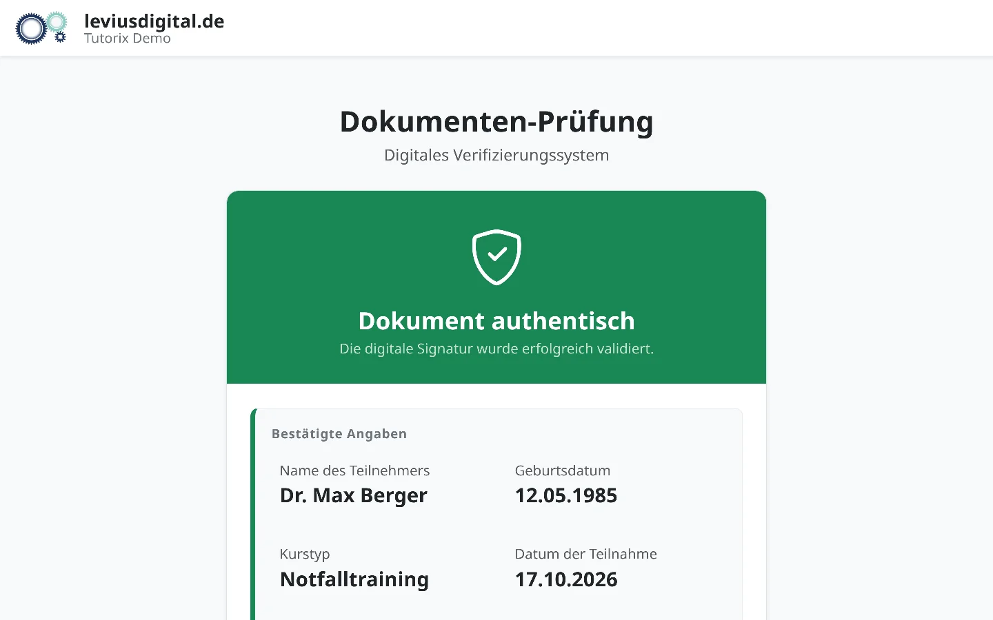 Öffentliche Prüfseite mit der Bestätigung „Dokument authentisch“ und den signierten Angaben Name, Geburtsdatum, Kurstyp und Kursdatum.